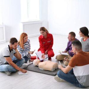 Gruppo di persone con Istruttore al corso di Primo Soccorso